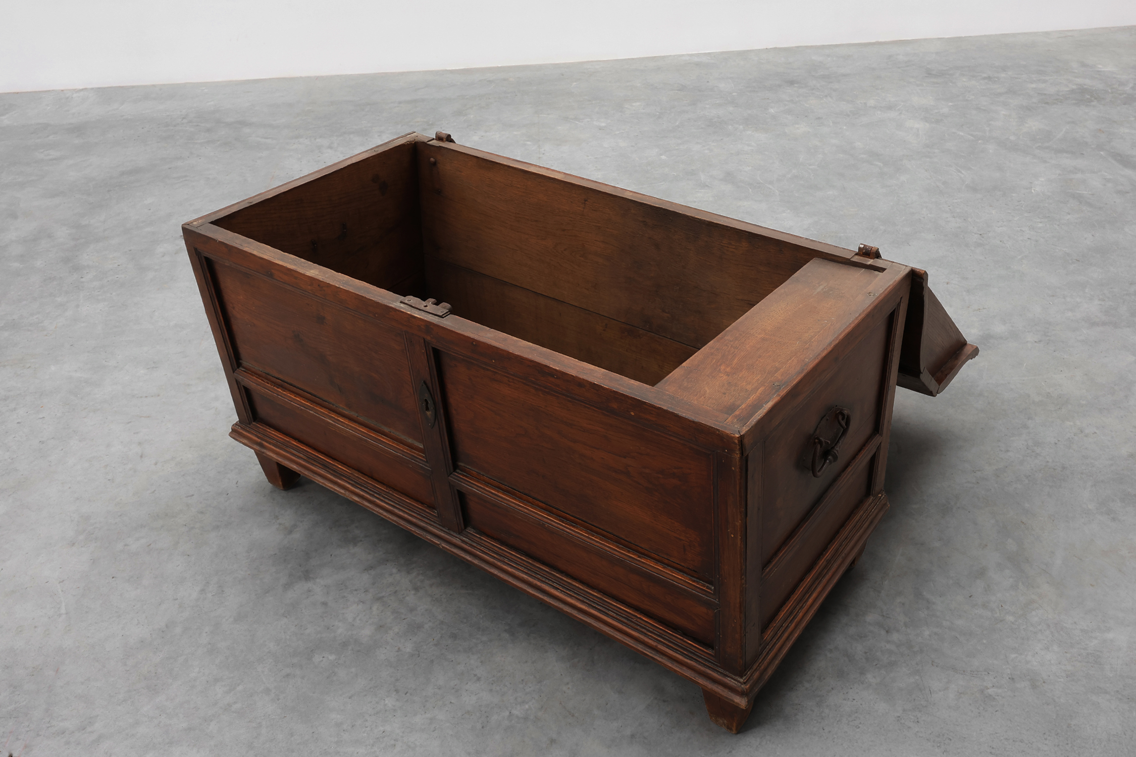 Large 18th Century Provincial oak Chest, Francethumbnail